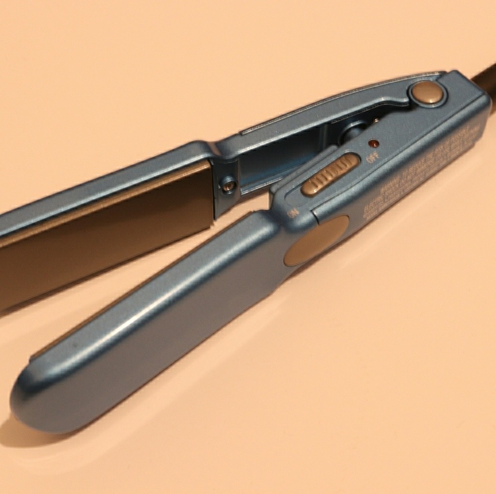 BABYLISS MINI TRAVEL HAIR STRAIGHTENER TITANIUM